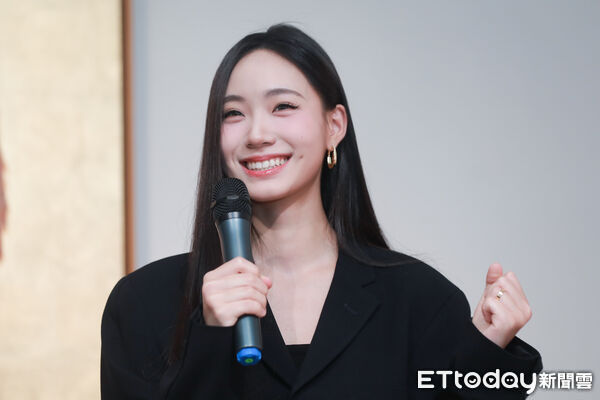 小S女儿在画展上谈及大S